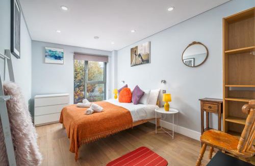 Golborne Apartment | Ultra Luxury Riverside Condo Central London Notting Hill with LIFT & Juliet balcony