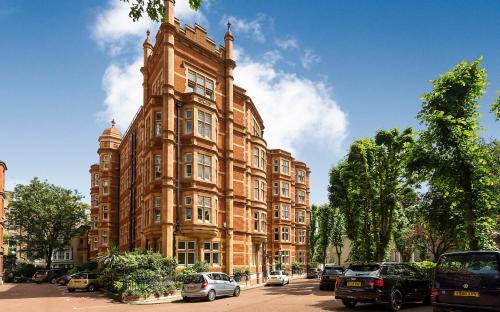 Queen's Gate Apartment | ULTRA MASSIVE House by HYDE PARK