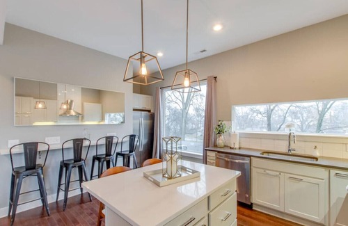 Chestnut Hill House | Ultra Modern Pad - Mins To D'Town - Comfy Beds