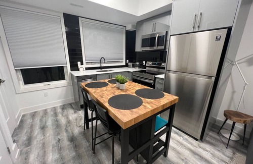 Niagara Falls House | Ultra Modern Townhome with Extra Large Terrace
