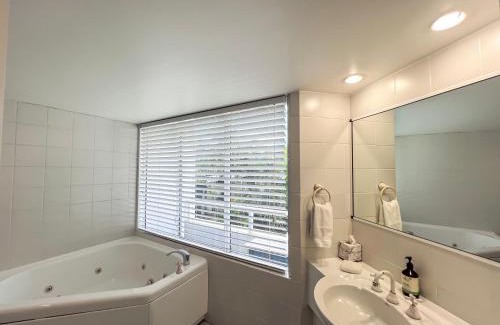 Wongaling Beach Apartment | Ulysses 1 - 2 Bedroom Spacious Ocean Views