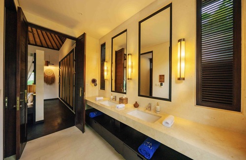 Sayan Hotel | Uma Kalai