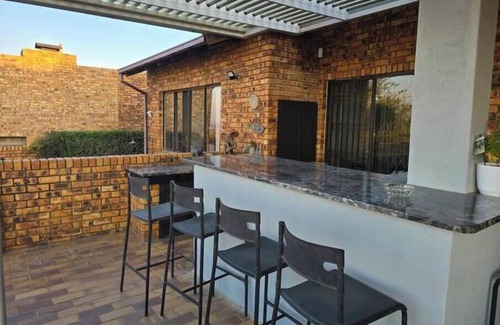 Greater Johannesburg Metropolitan Area Apartment | uMusa - Double En-Suite. Pvt Entrance
