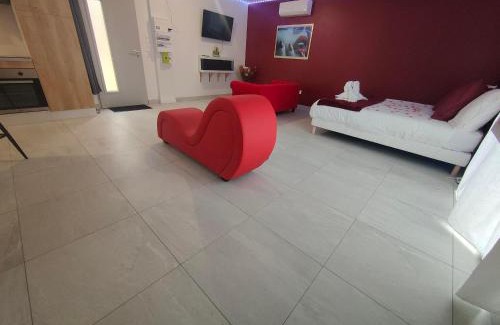 Meusnes House | Un amour passionnel,love room,15 min du zoo,piscine couverte et chauffée d'avril à octobre à partager avec d'autres logements et elle est privatisée de 20h à 22h