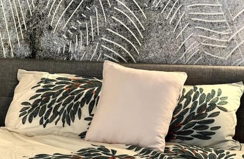 Porte-Dauphine Apartment | Un appartement de deux chambres climatisé avec un jardin privatif près de Trocadero