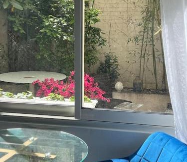 Porte-Dauphine Apartment | Un appartement de deux chambres climatisé avec un jardin privatif près de Trocadero