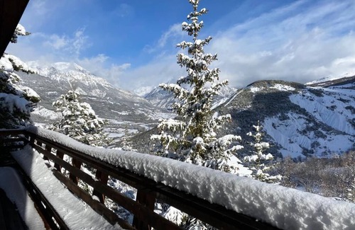 Le Sauze Ski Chalet | Un Chalet Chaleureux Dans un Écrin de Nature