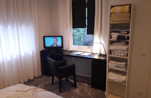 Ukkel Bed & Breakfast | Un grand jardin en ville. Chez Guy