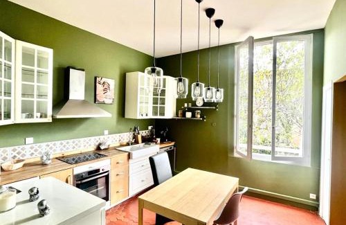 Aix-en-Provence Historic Centre Apartment | UN MOMENT SUSPENDU