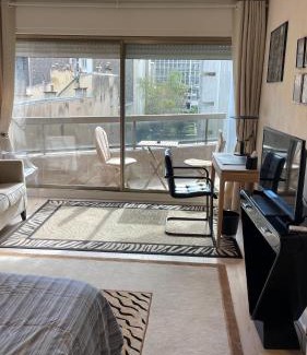 Faubourg-du-Roule Apartment | Un studio de luxe Les Champs Elysées