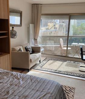 Faubourg-du-Roule Apartment | Un studio de luxe Les Champs Elysées