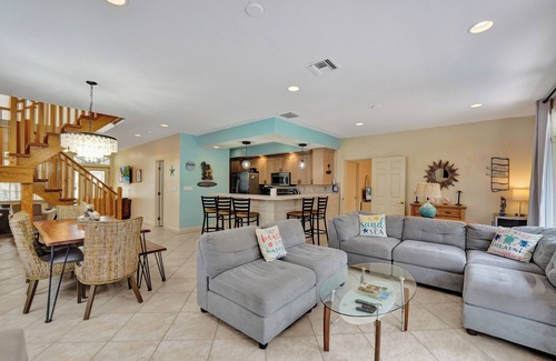 Lauderdale-by-the-Sea House | UNBEATABLE LOCATION! Publix, Beach, Dining, Shops 2.5 blocks away! NO CAR NEEDED