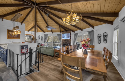 Beech Mountain House | UNBEATABLE LOCATION. 3BR SlopeSide. Steps to Lift 1 & BM Resort. Panoramic Views