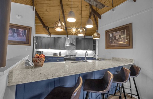 Beech Mountain House | UNBEATABLE LOCATION. 3BR SlopeSide. Steps to Lift 1 & BM Resort. Panoramic Views