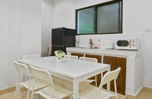 Manoc-Manoc Apartment | Unbeatable Location! ~20secs walk to White Beach - with Kitchen, Dining & Living