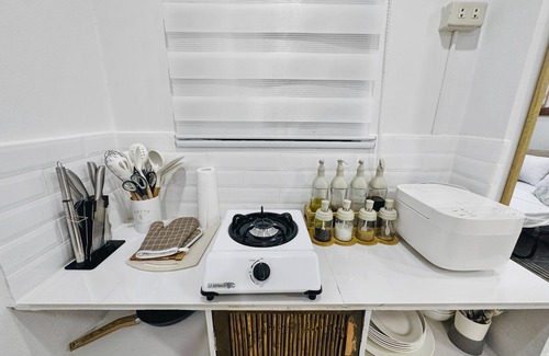 Manoc-Manoc Apartment | Unbeatable Location! ~20secs walk to White Beach - with Kitchen, Dining & Living