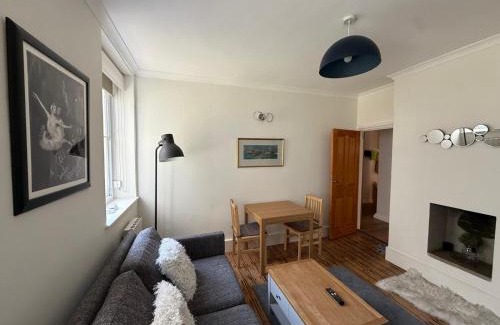 Vincent Square Apartment | Unbeatable Location, Peaceful Cozy Flat
