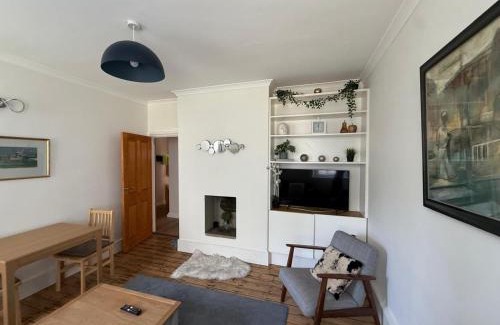 Vincent Square Apartment | Unbeatable Location, Peaceful Cozy Flat