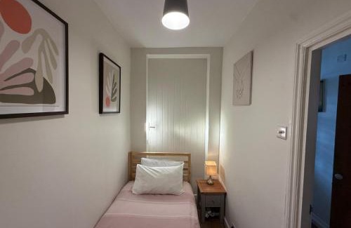 Vincent Square Apartment | Unbeatable Location, Peaceful Cozy Flat
