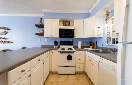 Ono Island Condo | UNBEATABLE Location -Partial Gulf View - Easy beach access, close to everything!
