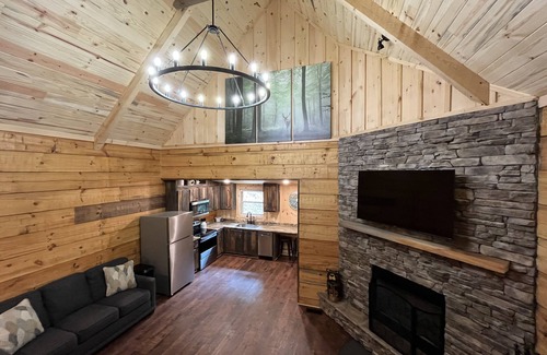 Gatlinburg - Pigeon Forge Cabin | Unbelievable Log Cabin! Great location, privacy & ambiance! Hot tub!