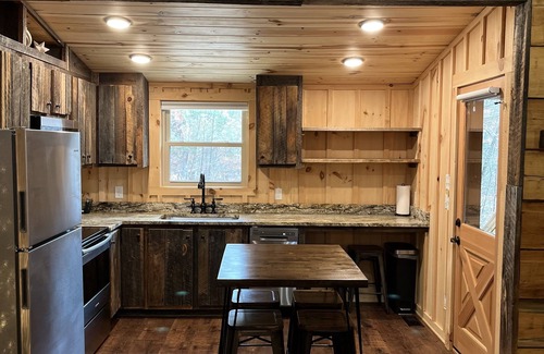 Gatlinburg - Pigeon Forge Cabin | Unbelievable Log Cabin! Great location, privacy & ambiance! Hot tub!
