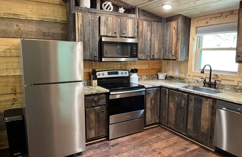 Gatlinburg - Pigeon Forge Cabin | Unbelievable Log Cabin! Great location, privacy & ambiance! Hot tub!