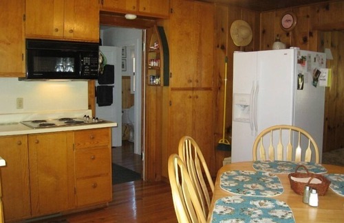 East Shore House | Uncle Johnnie's Lakefront Fishing Cabin