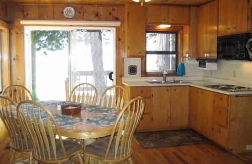 East Shore House | Uncle Johnnie's Lakefront Fishing Cabin