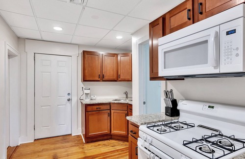 Troy Apartment | Uncle Sam's Hideaway |Nearby Colleges & Hospital|Personal Workspace|Pet Friendly