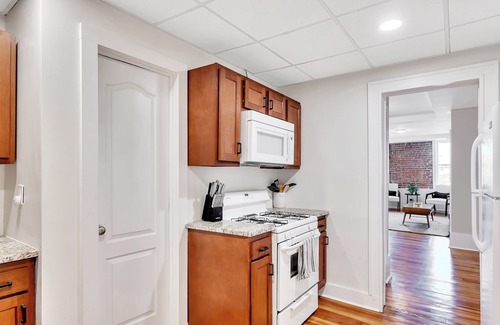 Troy Apartment | Uncle Sam's Hideaway |Nearby Colleges & Hospital|Personal Workspace|Pet Friendly