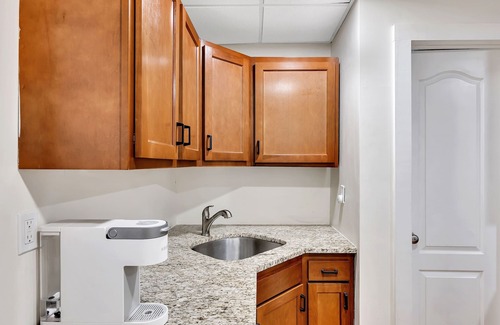 Troy Apartment | Uncle Sam's Hideaway |Nearby Colleges & Hospital|Personal Workspace|Pet Friendly