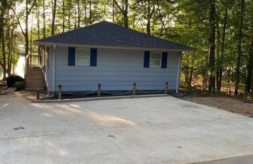 Martin House | Uncork, Unwind & Relax @ our Lake Front Cottage