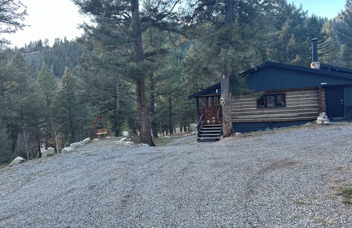 Gallatin Gateway Cabin | UNDER NEW MANAGEMENT Hideout in the Mountains with HOT TUB