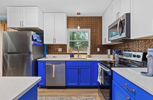 Duckpond House | Underwater Home w/Game Room ~6 min to Stadium & Downtown/2 King Beds &Fire Pit