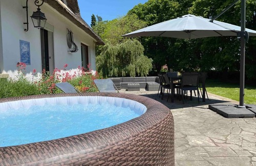 Cheroy House | UNE Belle Chaumière Dans UN Grand Parc