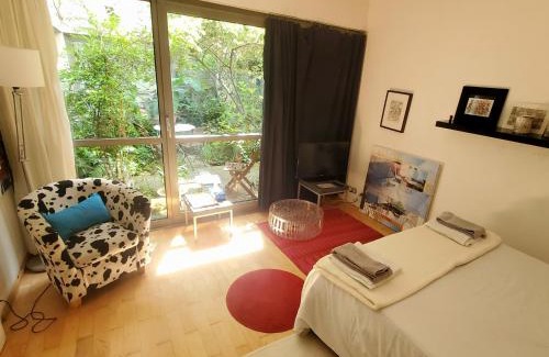 Belleville Bed & Breakfast | Une chambre à Paris 20eme avec un petit jardin