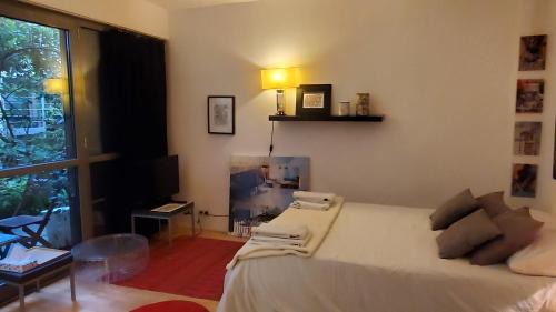 Belleville Bed & Breakfast | Une chambre à Paris 20eme avec un petit jardin