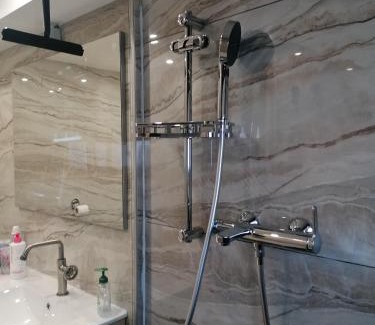Ransart House | Une chambre chez l'habitant près de l'aéroport de Charleroi