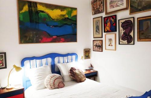 Dieppe House | Une chambre et des tableaux