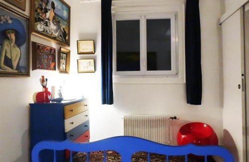 Dieppe House | Une chambre et des tableaux