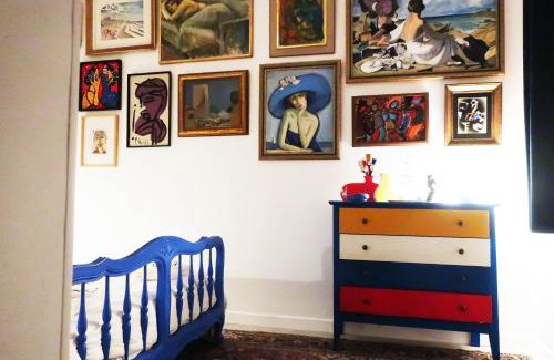 Dieppe House | Une chambre et des tableaux
