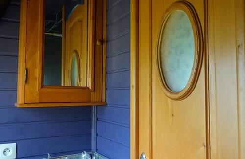 Sulniac Bed & Breakfast | Une roulotte et des chevaux
