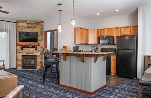 Lake Delton Resort | Unforgettable Family Fun at Wyn. Glacier Canyon- Water Park Passes Included-2 Bd