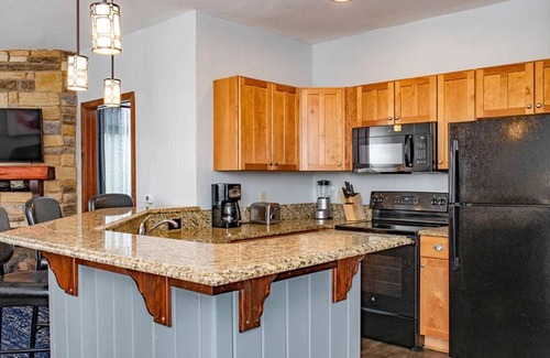 Lake Delton Resort | Unforgettable Family Fun at Wyn. Glacier Canyon- Water Park Passes Included-2 Bd