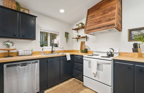 Welches House | Unforgettable Riverside Experience, Hot Tub, Fire-Pit, All New Décor and Furnishing, 1 Mile to Golf