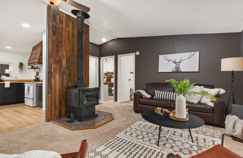 Welches House | Unforgettable Riverside Experience, Hot Tub, Fire-Pit, All New Décor and Furnishing, 1 Mile to Golf