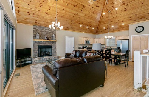 Chalet Village North Cabin | unhindered view ◊ hot tub ◊ pool table ◊ theater ◊ free Dollywood tkt (Mtn View)