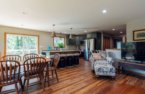 Ingalls House | Unhurried Rapids Hideaway; charming 3-bedroom house with WiFi & AC in Stephenson