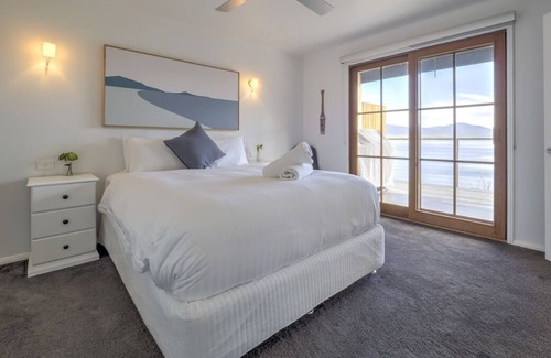 East Jindabyne House | Uninterrupted views of Lake Jindabyne from the balcony.